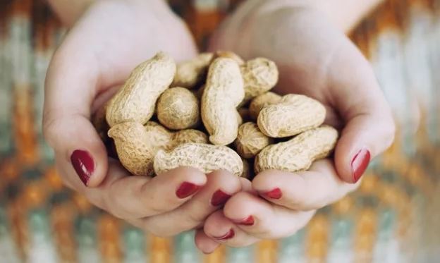 Чем полезен арахис для женщин?