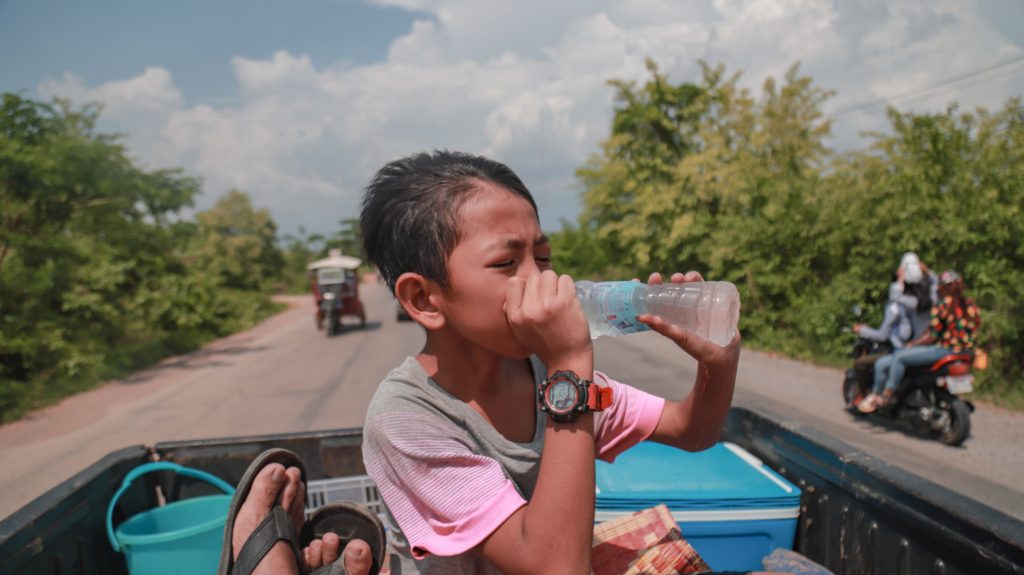 Ребенок пьет много воды: почему и что делать