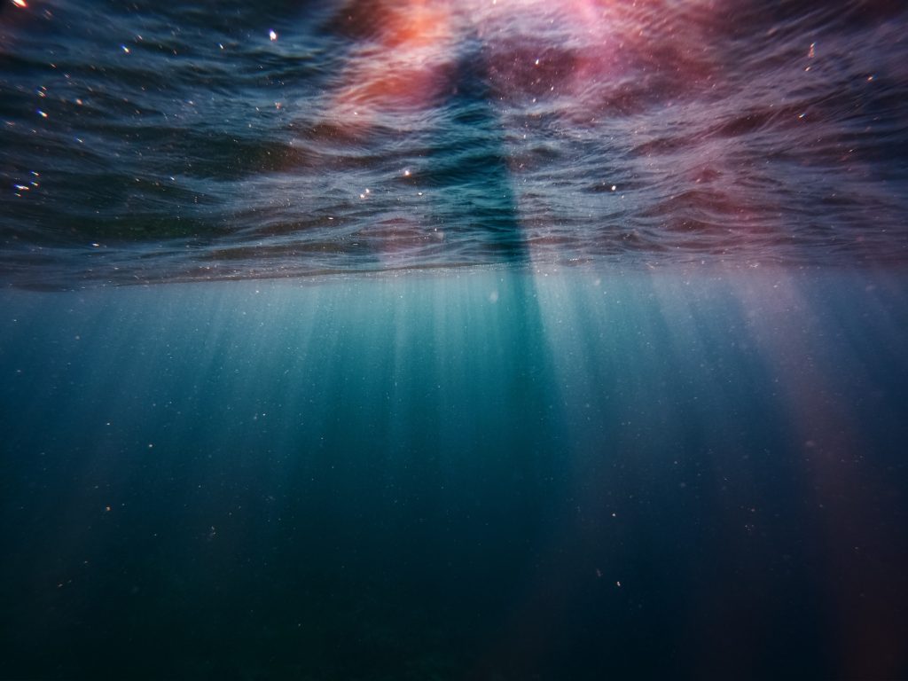 Почему вода в океане соленая: причины и теории