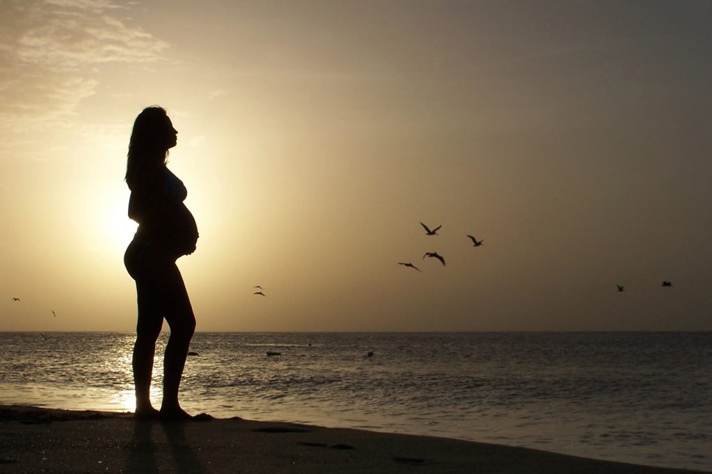 Воды у беременных: что это и как себя вести