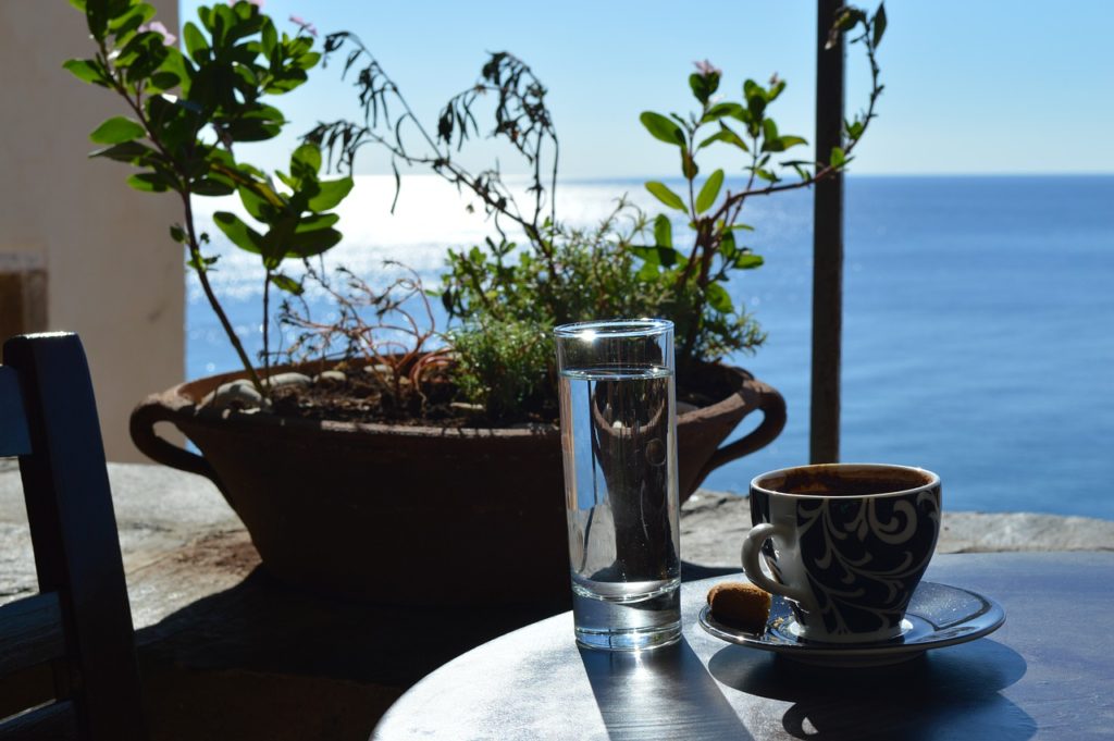 Кофе и вода: зачем к кофе подают воду и какую воду подают к кофе