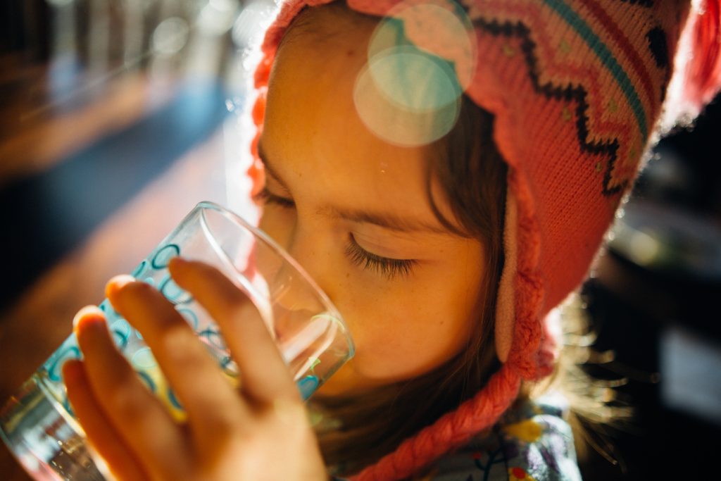 Ребенок пьет много воды: почему и что делать