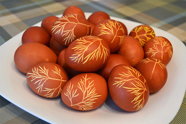 Как красить яйца в луковой шелухе
