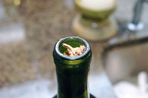 Как открыть шампанское, если сломалась пробка