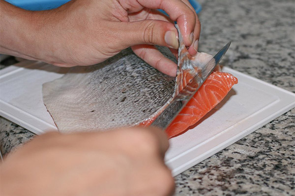 Как почистить лосось