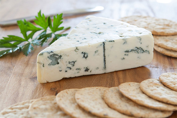 Как правильно есть сыр с плесенью