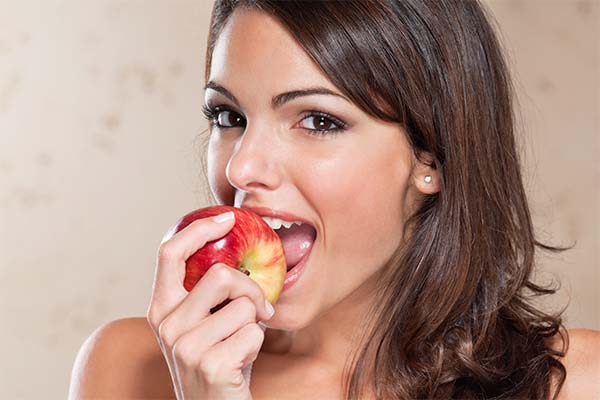 Как правильно вводить яблоки в рацион кормящей мамы
