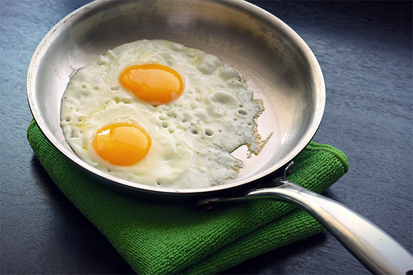 Как приготовить жареные яйца