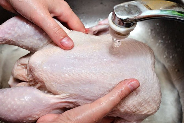 Как разморозить курицу в раковине под проточной водой