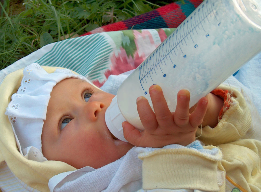 Вода для новорожденных: с какого времени давать, симптомы обезвоживания и избытка жидкости