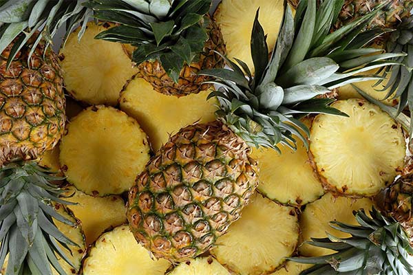 Почему от ананаса щиплет язык и губы