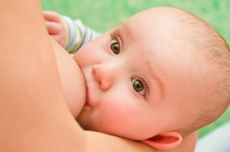 Почему ребенок срыгивает после каждого кормления грудным молоком?