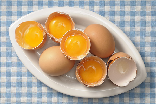 Польза и вред сырых яиц