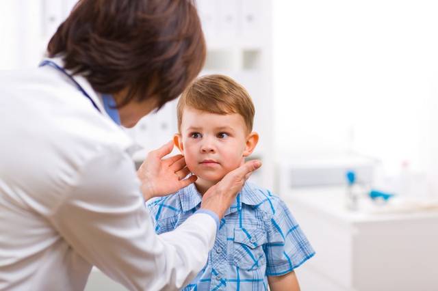 Что делать если у ребенка болит шея?